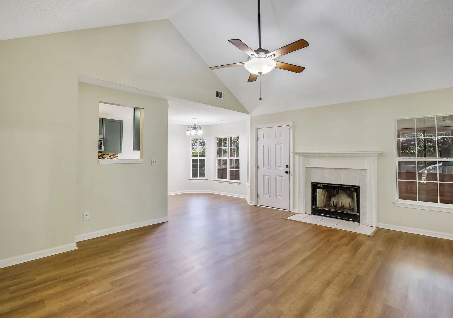 Spacious 3 Bedroom home — Photo 2