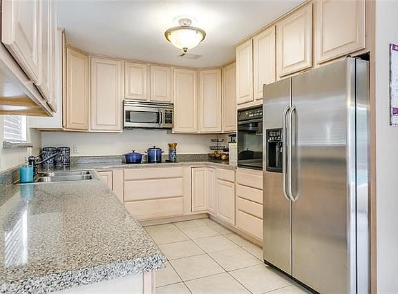 3rd image of 405 S Hill Dr