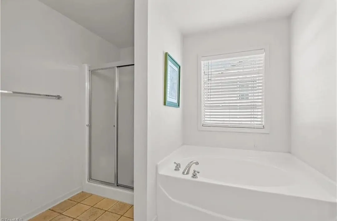 3 bed, 2.5 bath, 2048 sqft, $2,000 — Photo 2