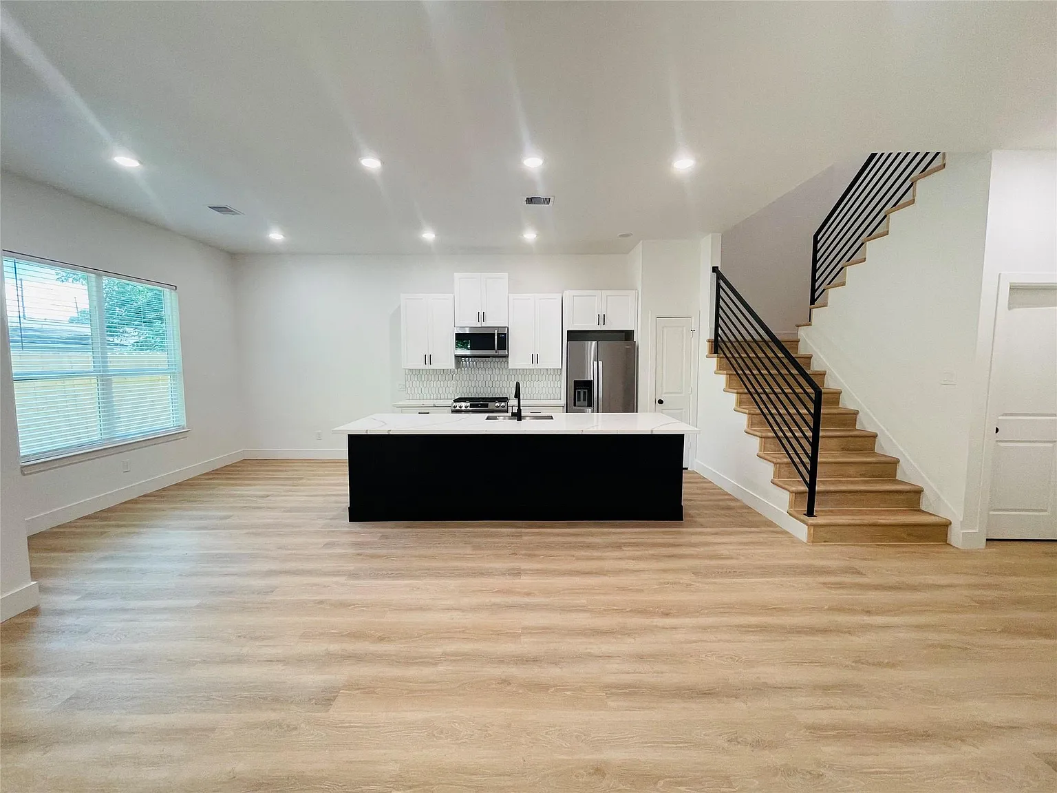 3 bed, 2.5 bath, 1804 sqft, $2,049 — Photo 2