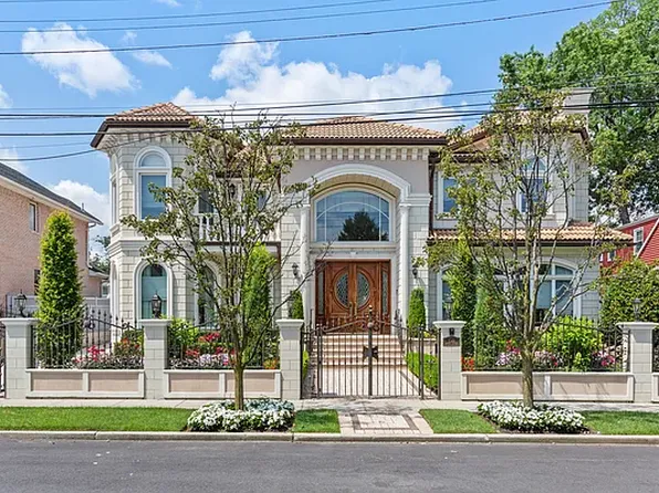 1044 Totten St, Whitestone, NY 11357