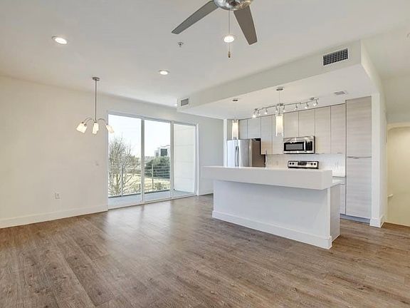 2nd image of 604 N Bluff Dr Unit 131