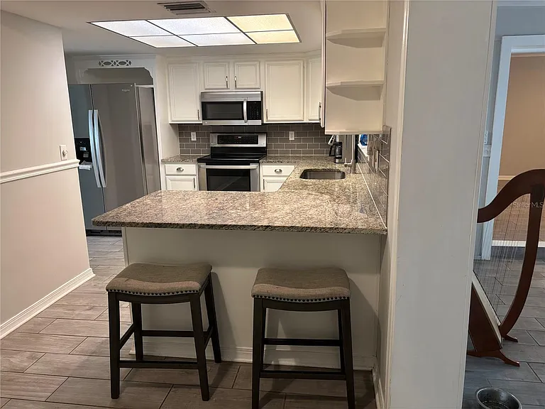 105 E Cottesmore Cir — Photo 8