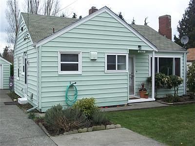 Front yard offers sprinkler system