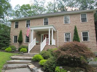 18 Hilltop Dr, Shavertown, PA 18708