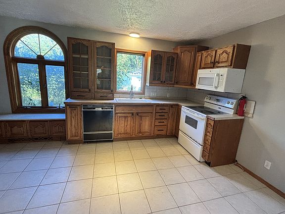 2nd image of 2823 Sweitzer Rd #2823