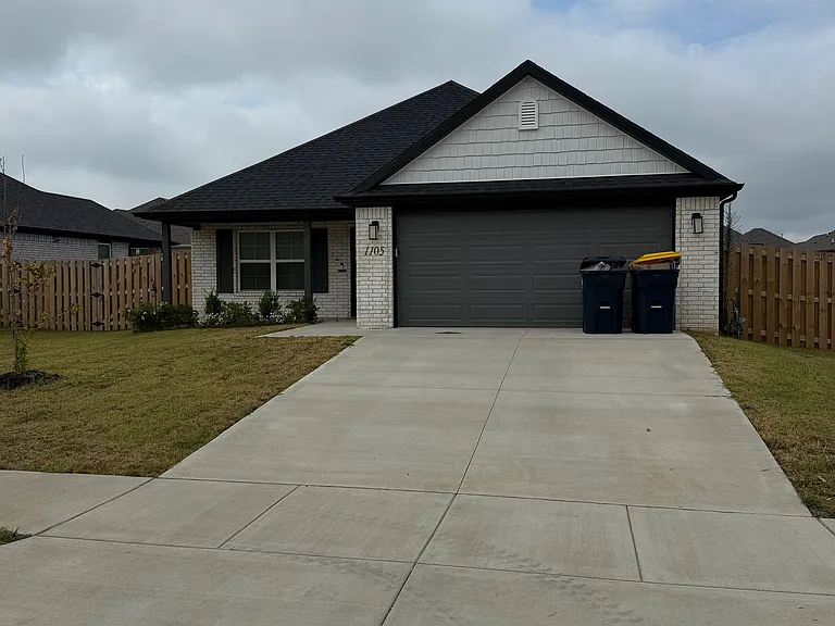 1105 Pepperwood Ave — Photo 1