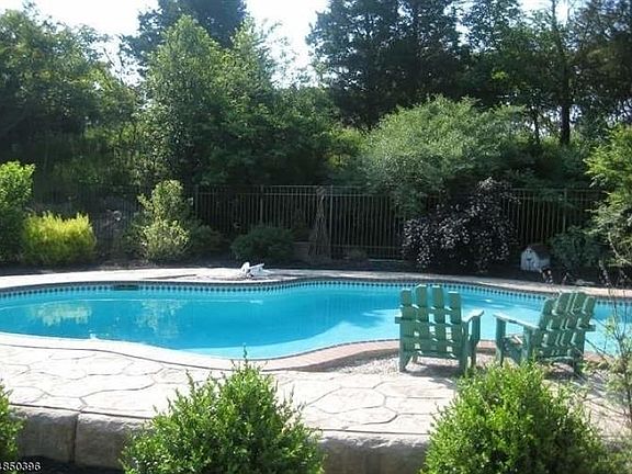2nd image of 5 Oxford Dr