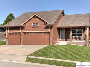 906 Gayle St, Papillion, NE 68046