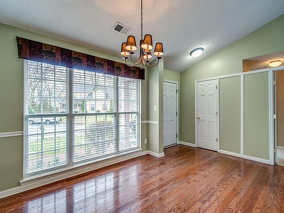 3rd image of 401 Toomer Ct