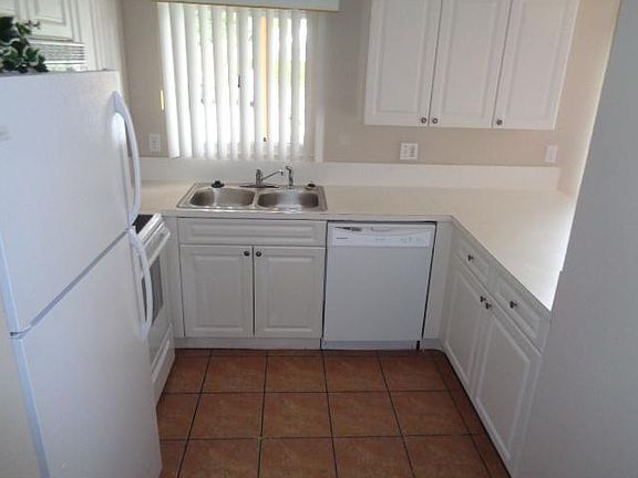 5th image of 6255 SW Kendale Lakes Cir APT B130