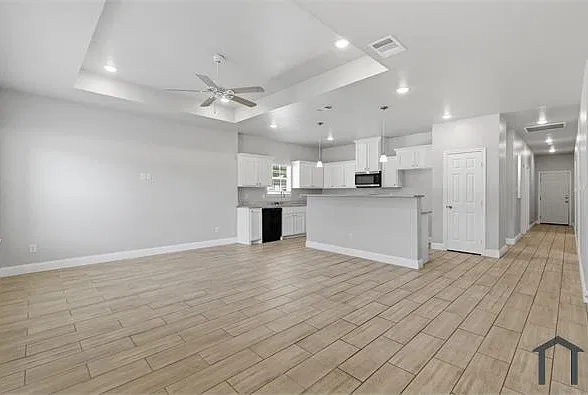 3 bed, 1323 sqft, $1,725 — Photo 2