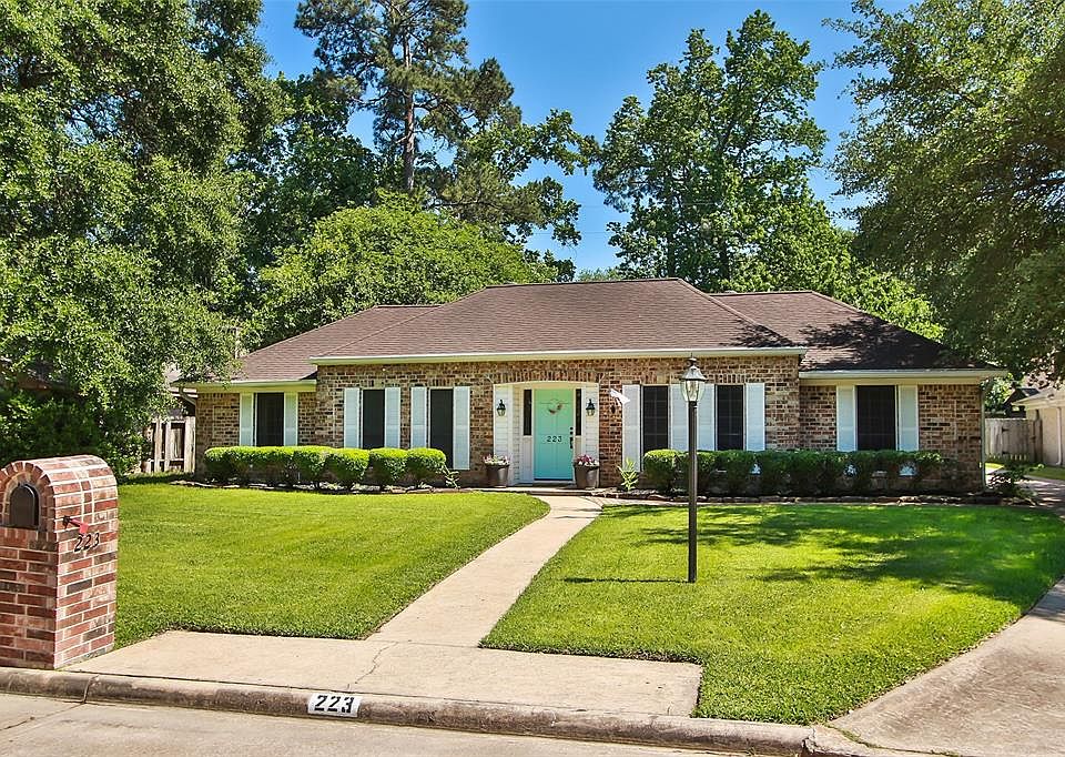 Welcome home to 223 Leaflet Lane in the beautiful community of Enchanted Oaks.