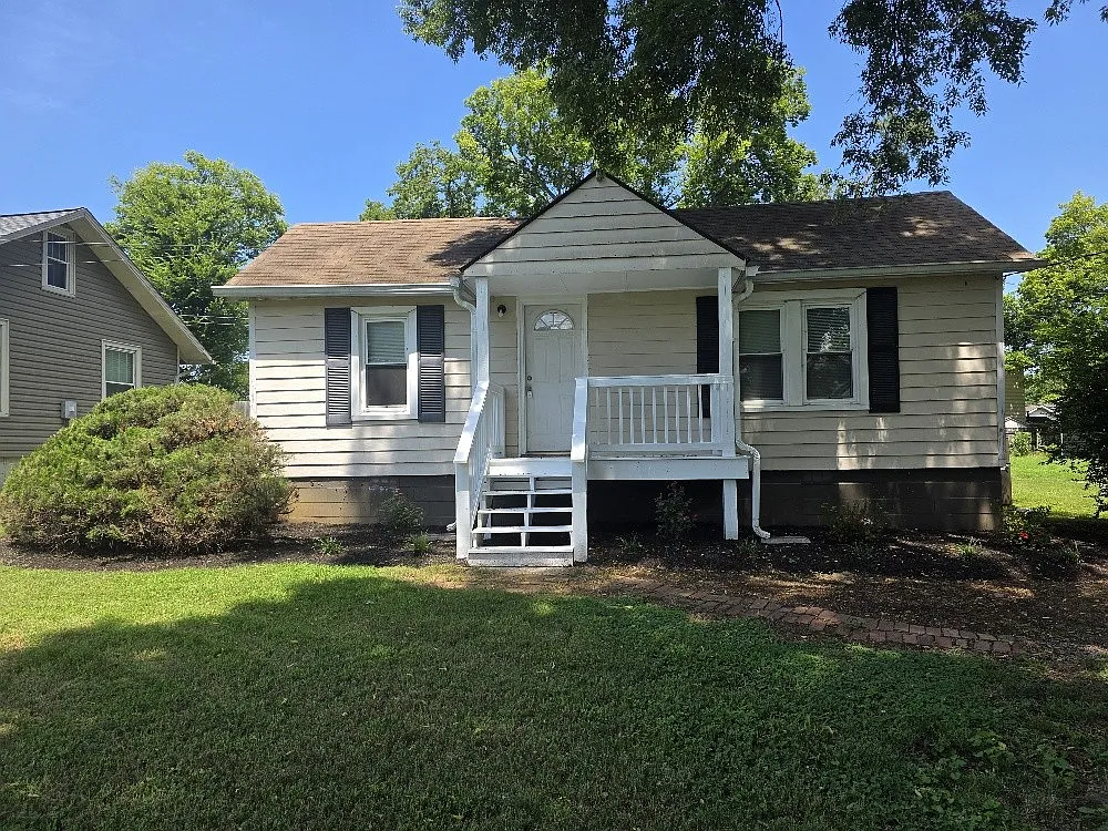 3 bed, 1.0 bath, 1175 sqft, $1,795 — Photo 1
