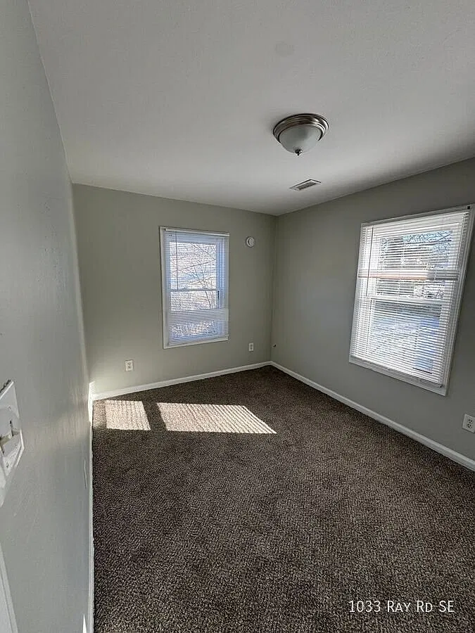Charming 1-Bedroom Carriage House Apartment with Garage Storage — Photo 4