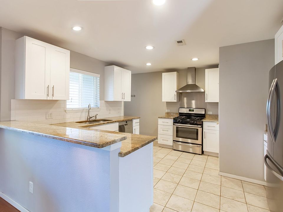 1613 Deloney! Beautiful updated kitchen