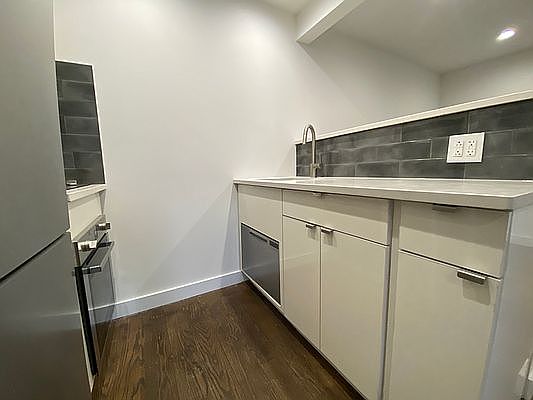 5th image of 511 E 5th St #4B
