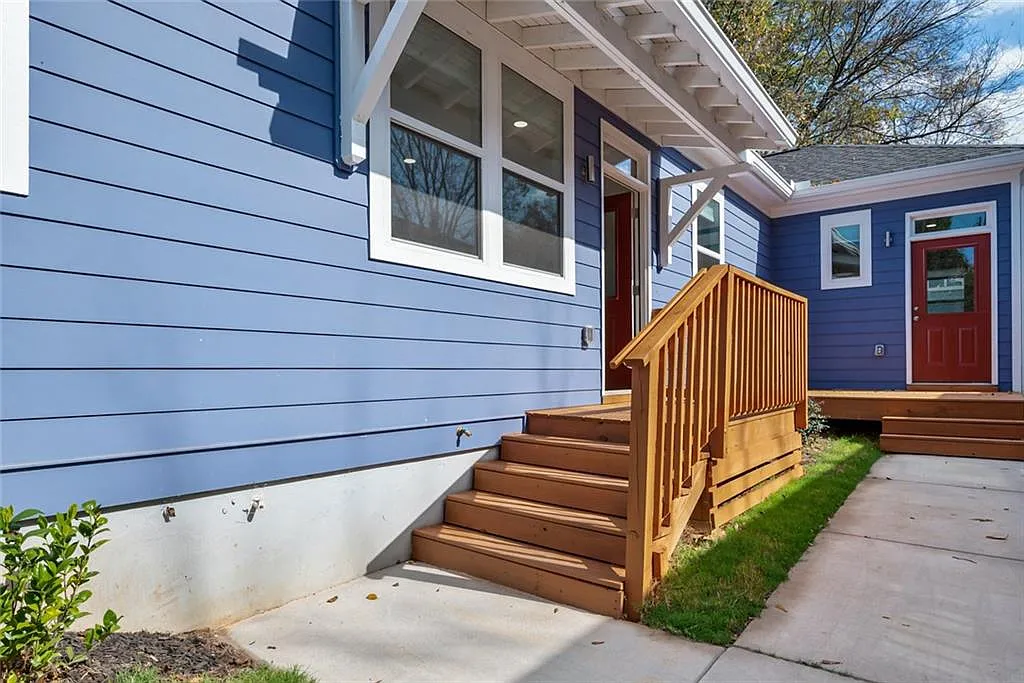 1060 Grant Way SE — Photo 2