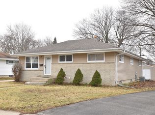 310 Gascoigne Dr, Waukesha, WI 53188