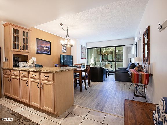 5th image of 1482 Empire Ave #203