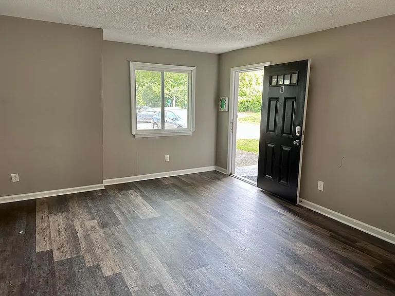 704 McMakin St — Photo 3