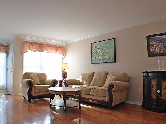 2nd image of 211 Satinwood Dr