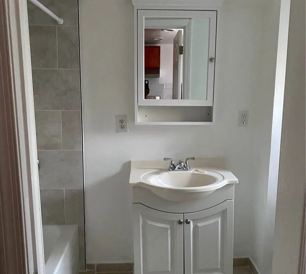 3 bed, 900 sqft, $2,600 — Photo 4