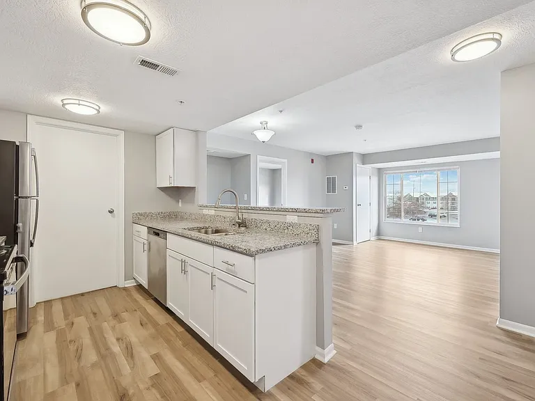 Somerset Place Apartments — Photo 56