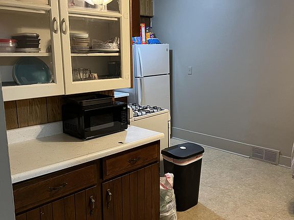 3rd image of 107 W Salem Ave #2