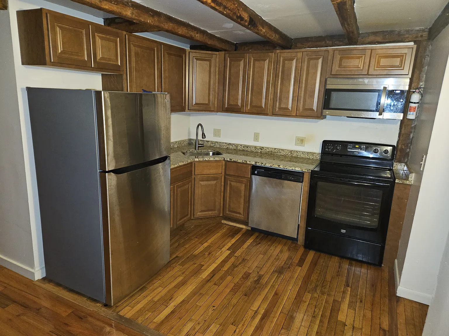 4 bed, $2,500 — Photo 1