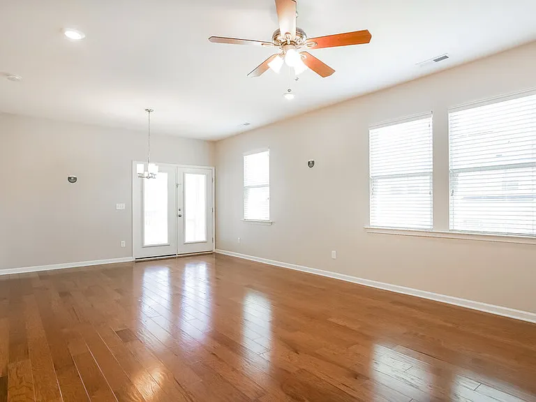 1029 Avondale Dr — Photo 5
