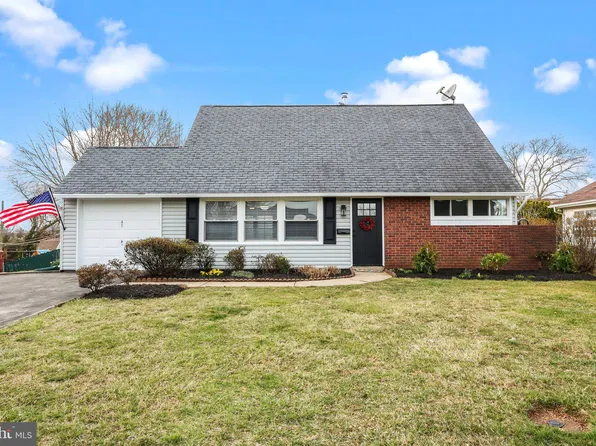 45 Quaker Hill Rd, Levittown, PA 19057