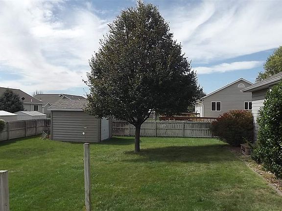 3rd image of 7 Redwood Dr