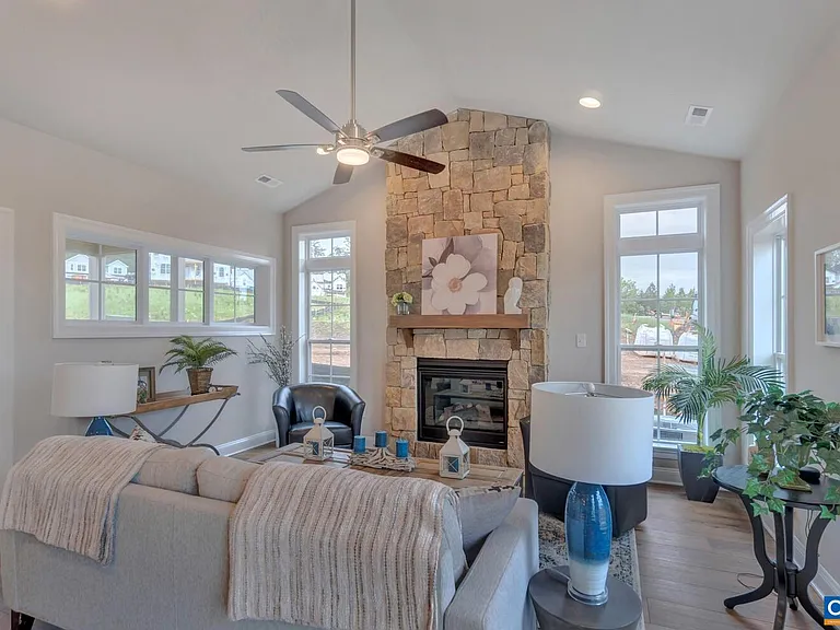 2132 Northside Dr — Photo 8