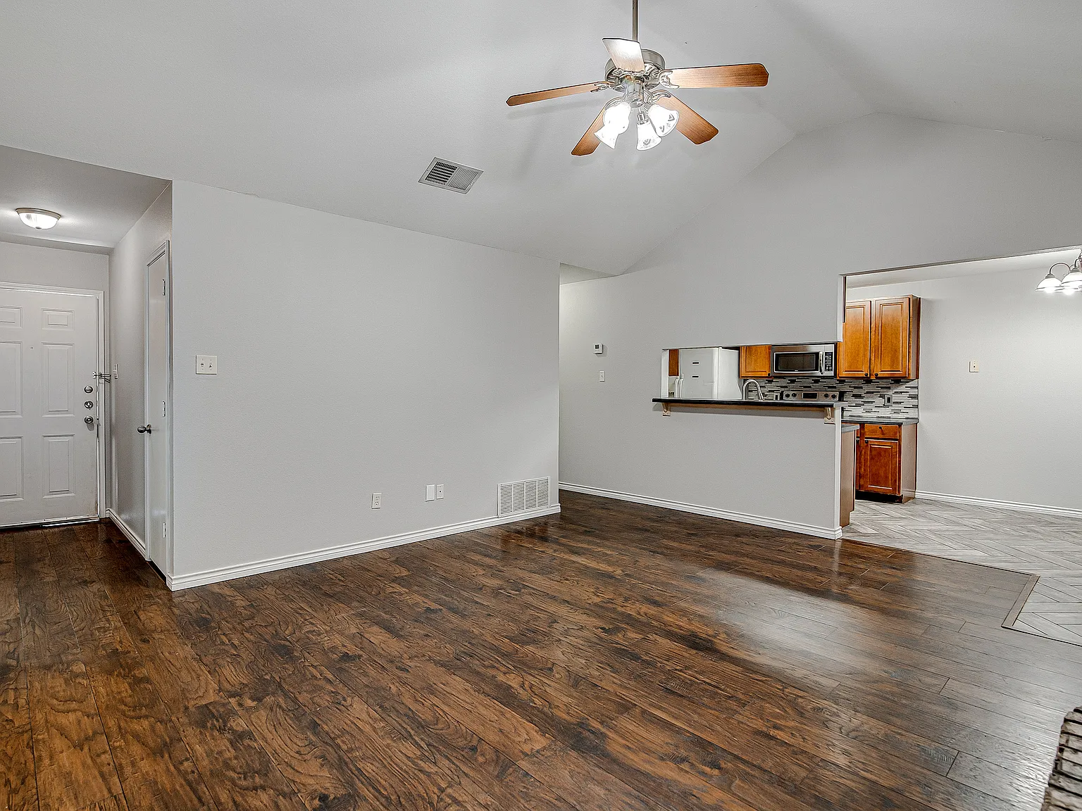 3 bed, 1353 sqft, $1,850 — Photo 4