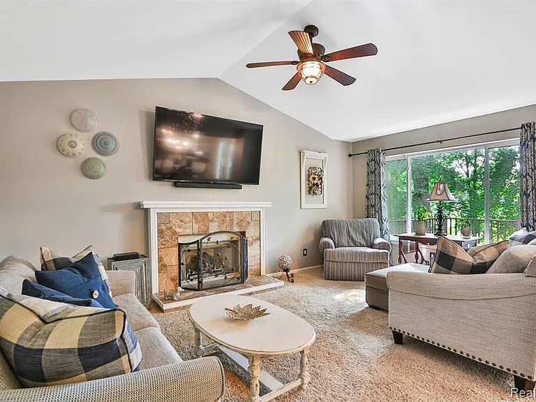 3288 Hickory Dr — Photo 6