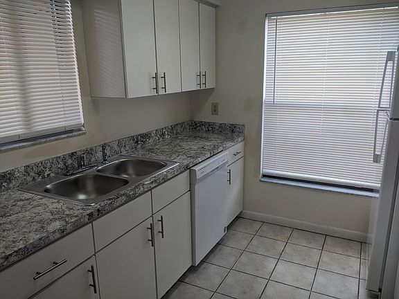 3rd image of 4737 Capri Pl