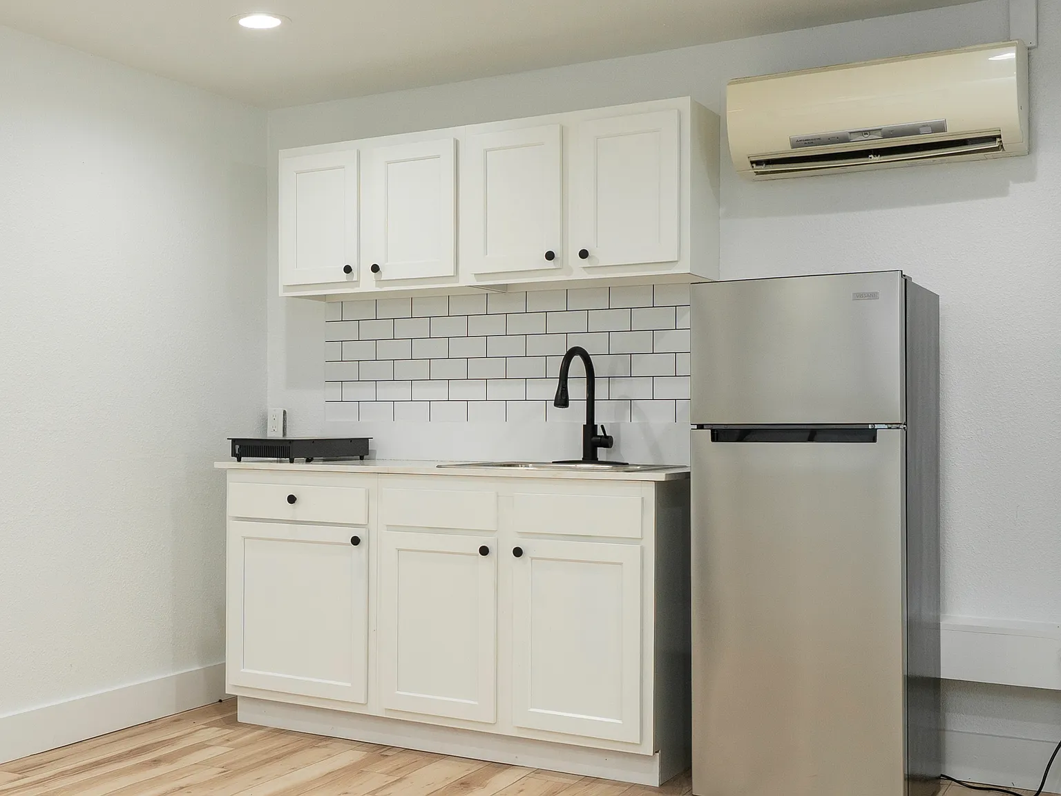 Studio, $695 — Photo 2
