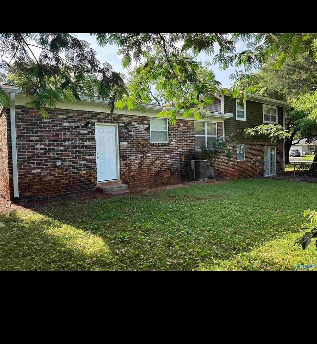 4 bed, 2.0 bath, 2103 sqft, $1,795 — Photo 3