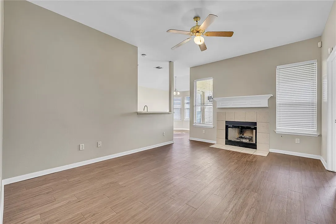 3 bed, 1025 sqft, $1,950 — Photo 4