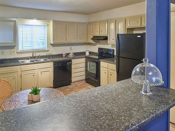 4th image of 4433 N Stanton St APT 365