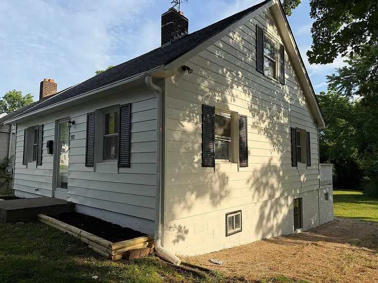 203 W Elm St — Photo 3