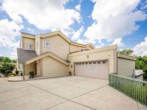 1525 Sommet Pl, Saint Louis, MO 63122