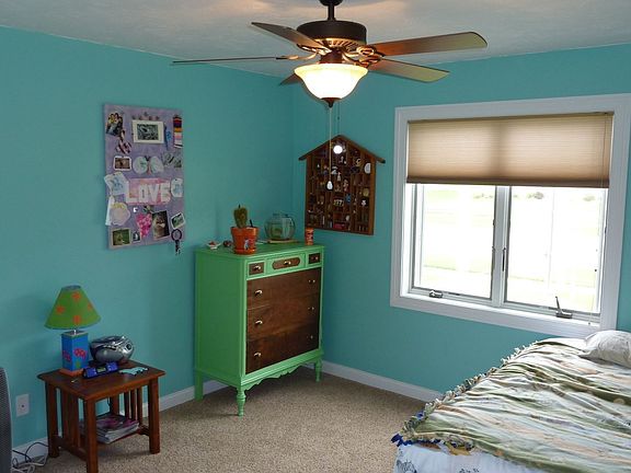 2nd image of 305 W Hawthorne Dr