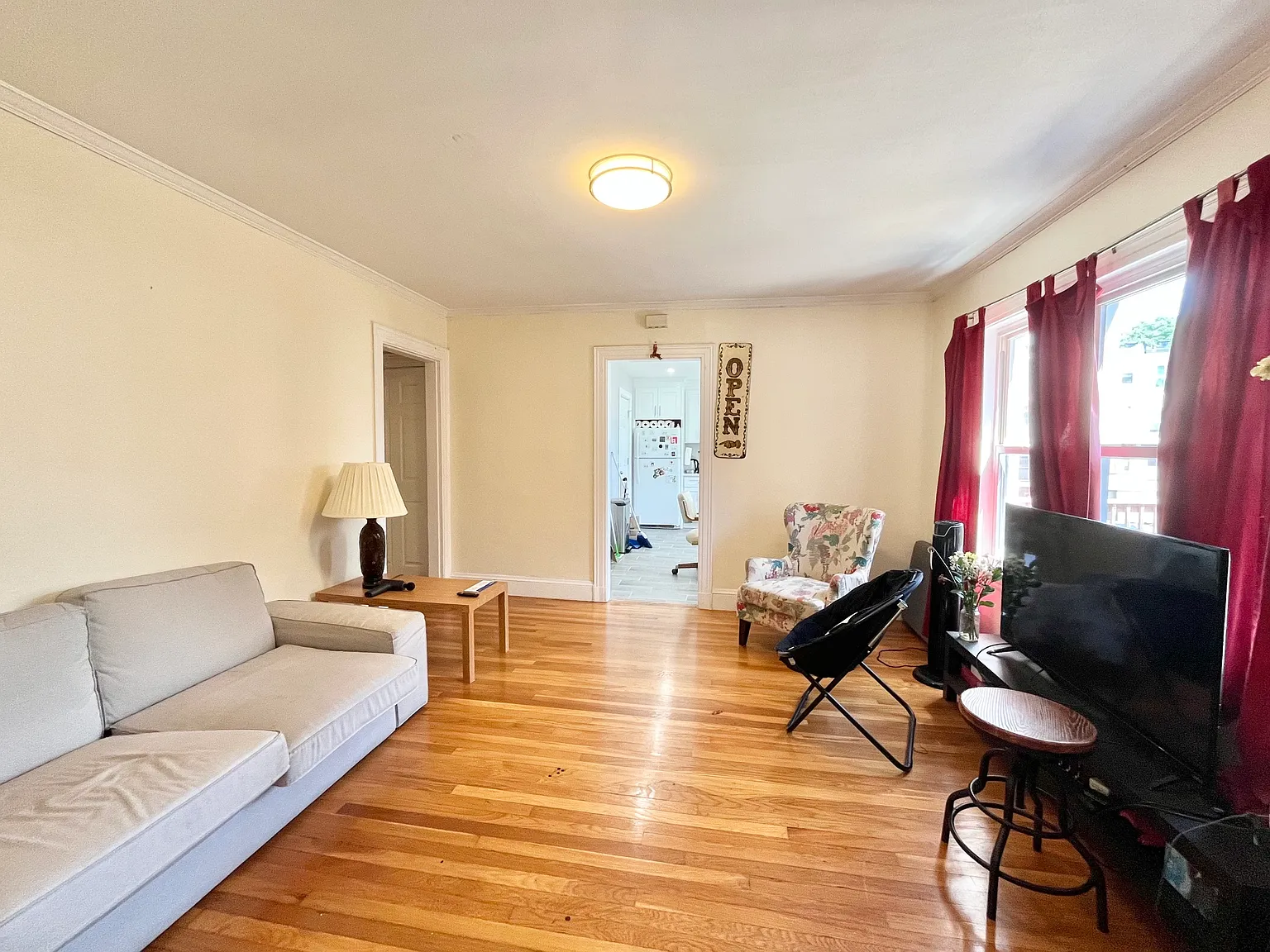 4 bed, 9999 sqft, $3,800 — Photo 4