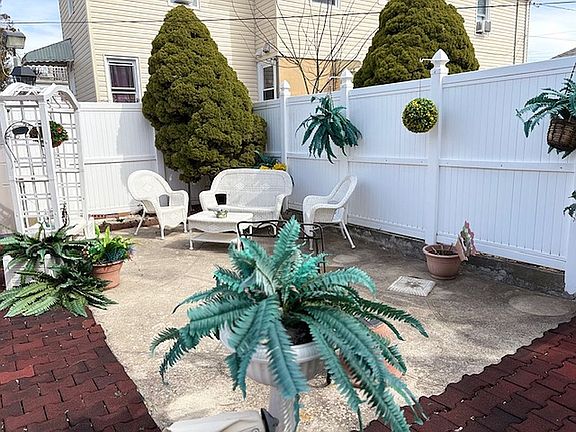 5th image of 5917 Avenue