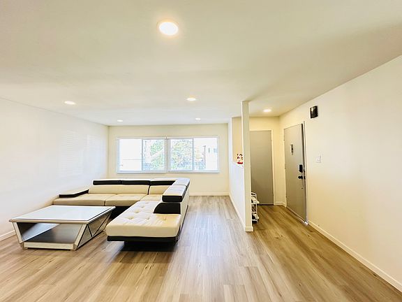 5th image of 219 Castleton Way
