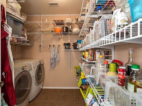 4th image of 2601 Bluffs Ct