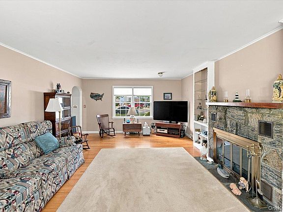 5th image of 297 Maple Avenue