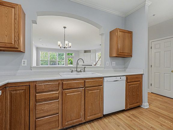 5th image of 841 W 4th St